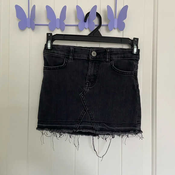 EUC | Oshkosh B’gosh girl’s black denim distressed hem miniskirt — size 5/5A - Picture 1 of 4